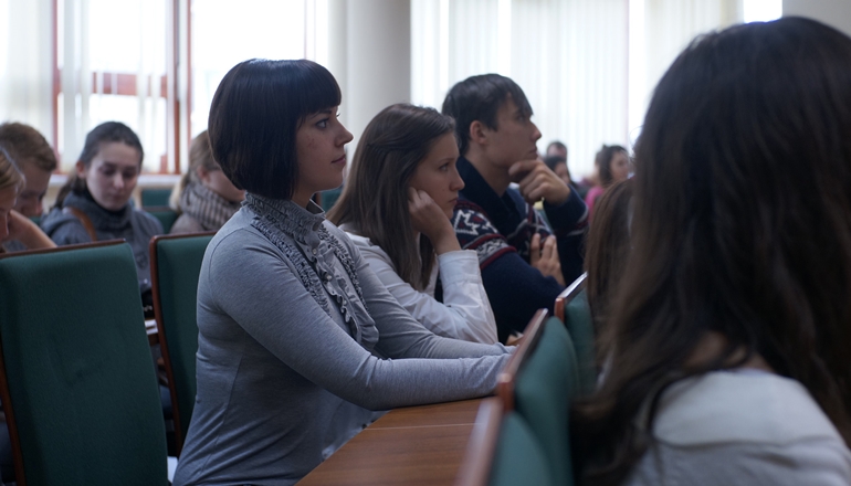 Zdjęcie nagłówkowe otwierające podstronę: Zapraszamy na Międzynarodowe Seminarium Naukowe w Instytucie Politologii