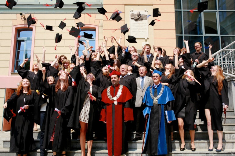 Zdjęcie nagłówkowe otwierające podstronę: Absolwencie, podsumuj swoje studia