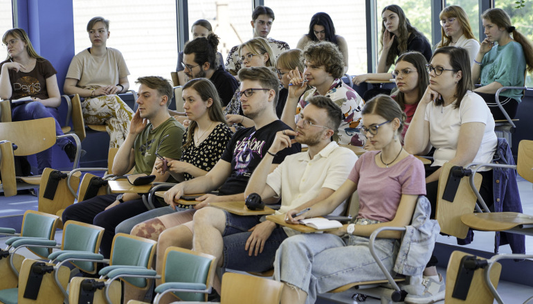 Zdjęcie nagłówkowe otwierające podstronę: „Poetyckie światy wojny w Ukrainie” – wykład prof. Piotra Śliwińskiego