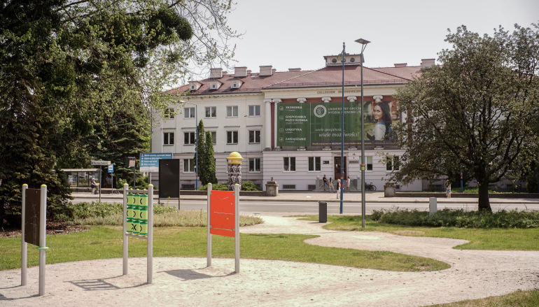 Zdjęcie nagłówkowe otwierające podstronę: Debata „Porozmawiajmy o ekonomii” nt. zarządzania biznesem