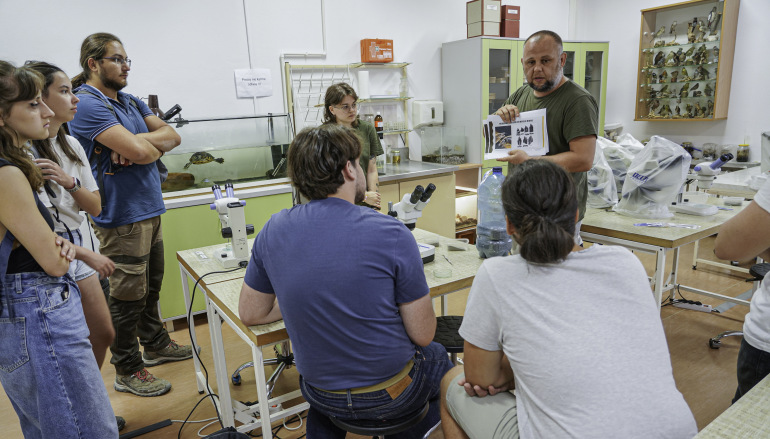 Zdjęcie nagłówkowe otwierające podstronę: Students from France, Czech Republic and Poland studied  Mesozoic biotas of Opole region