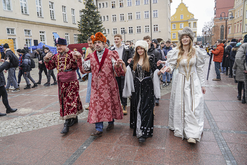 Przeniesienie do informacji o tytule: Polonez maturzystów na opolskim Rynku