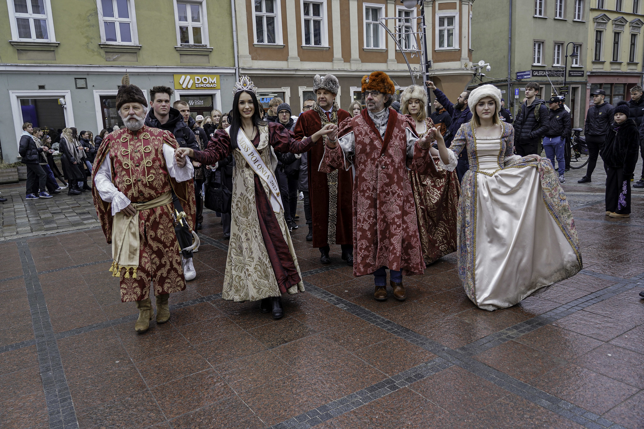 Przeniesienie do informacji o tytule: Zatańczyli poloneza na opolskim rynku